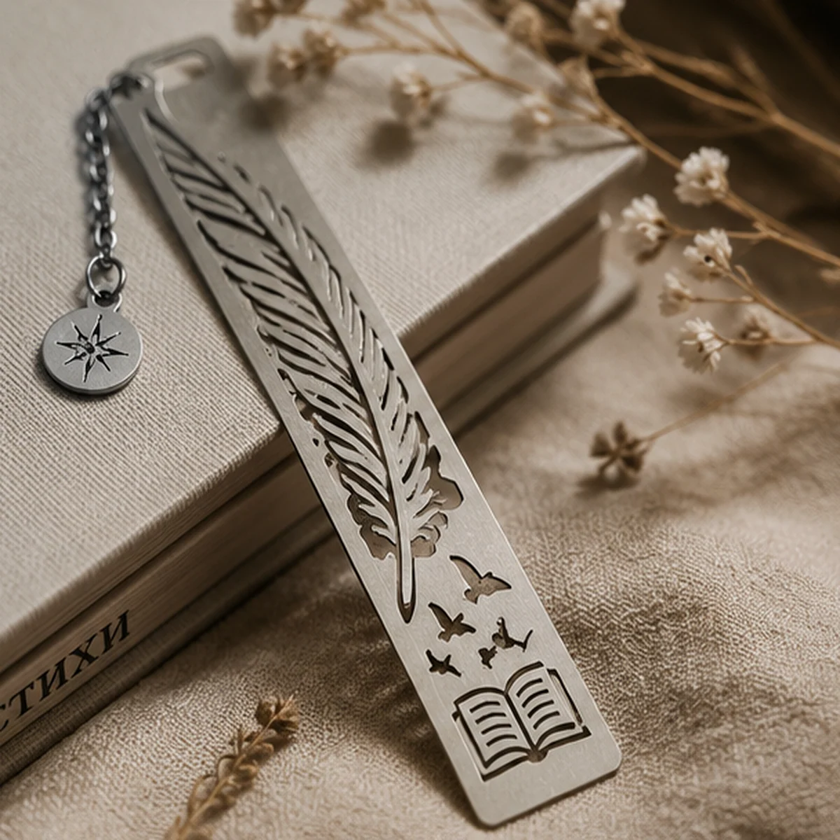 Металлические закладки для книг: закладка из металла, цветы, кошки, перья, текст, орнаменты, на фоне книги, лен, мастерская, лазерный станок